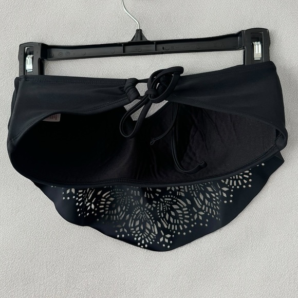 Black Strapless Bandeau Bikini Top With Geometric Floral Cutout Overlay - Picture 2 of 4